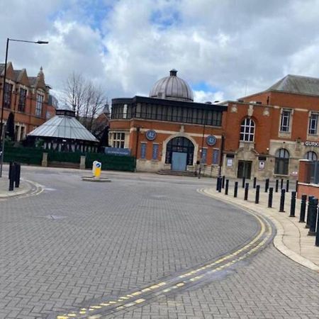 Central Newly Built 2 Bed Duplex Penthouse With Free On-Site Gated Parking, Lift Access, Self Check-In, Super Fast Wifi, Two Cathedral View Terraces & Sleeps 6 Peterborough Exteriör bild