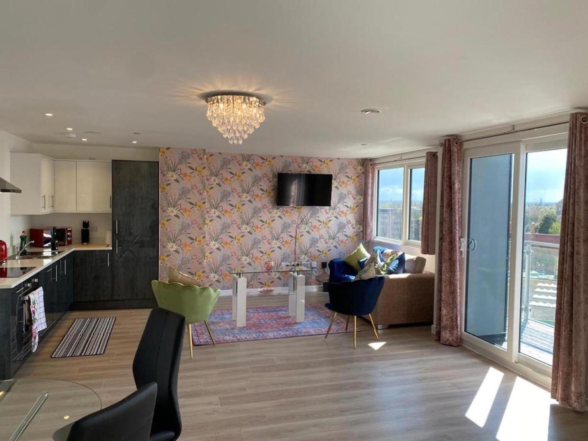 Central Newly Built 2 Bed Duplex Penthouse With Free On-Site Gated Parking, Lift Access, Self Check-In, Super Fast Wifi, Two Cathedral View Terraces & Sleeps 6 Peterborough Exteriör bild