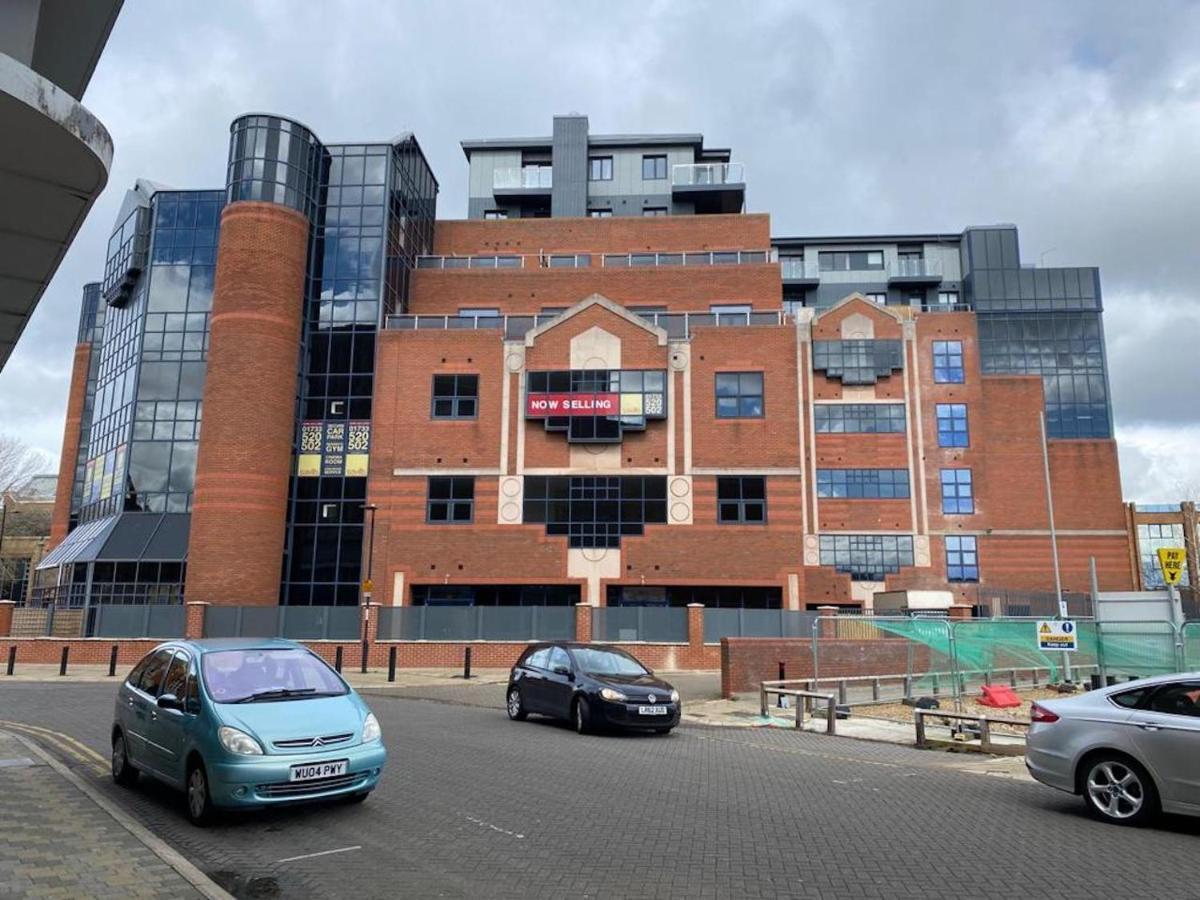 Central Newly Built 2 Bed Duplex Penthouse With Free On-Site Gated Parking, Lift Access, Self Check-In, Super Fast Wifi, Two Cathedral View Terraces & Sleeps 6 Peterborough Exteriör bild