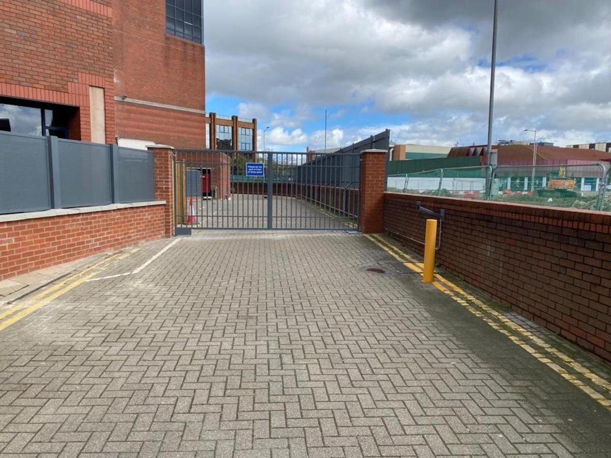 Central Newly Built 2 Bed Duplex Penthouse With Free On-Site Gated Parking, Lift Access, Self Check-In, Super Fast Wifi, Two Cathedral View Terraces & Sleeps 6 Peterborough Exteriör bild